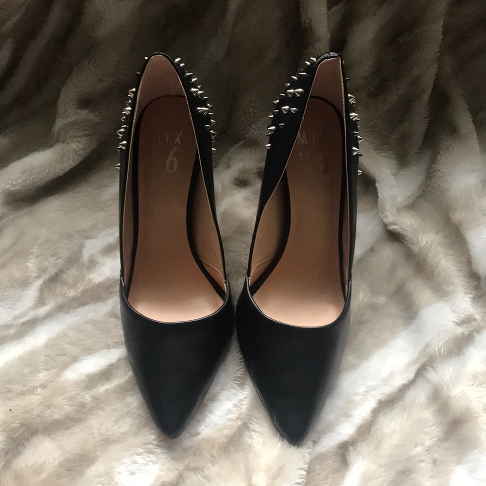 Black pumps with spikes 🖤